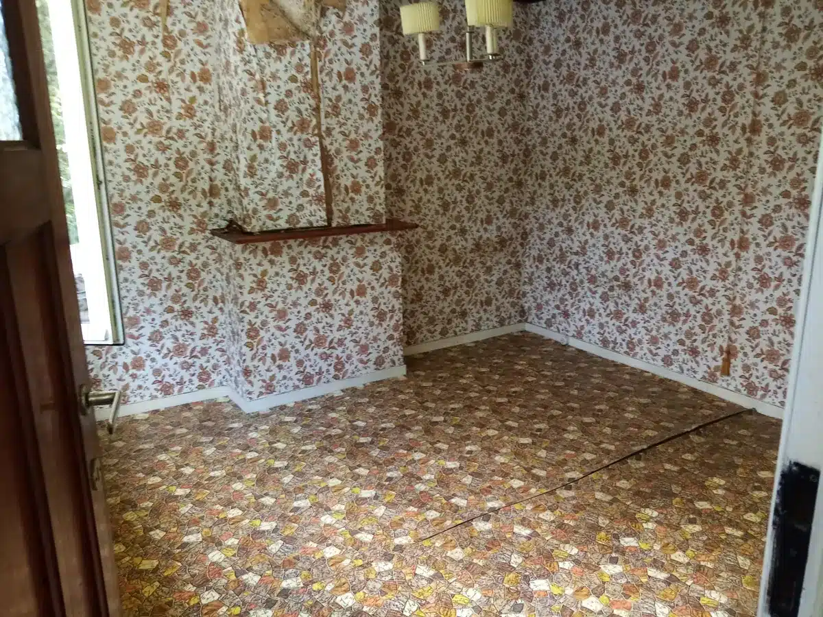 La même chambre vidée et dégagée après le vide-maison NDA à Rixensart