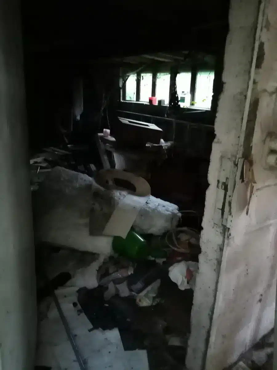 Garage rempli de déchets et d'objets avant un vide-maison à Rixensart