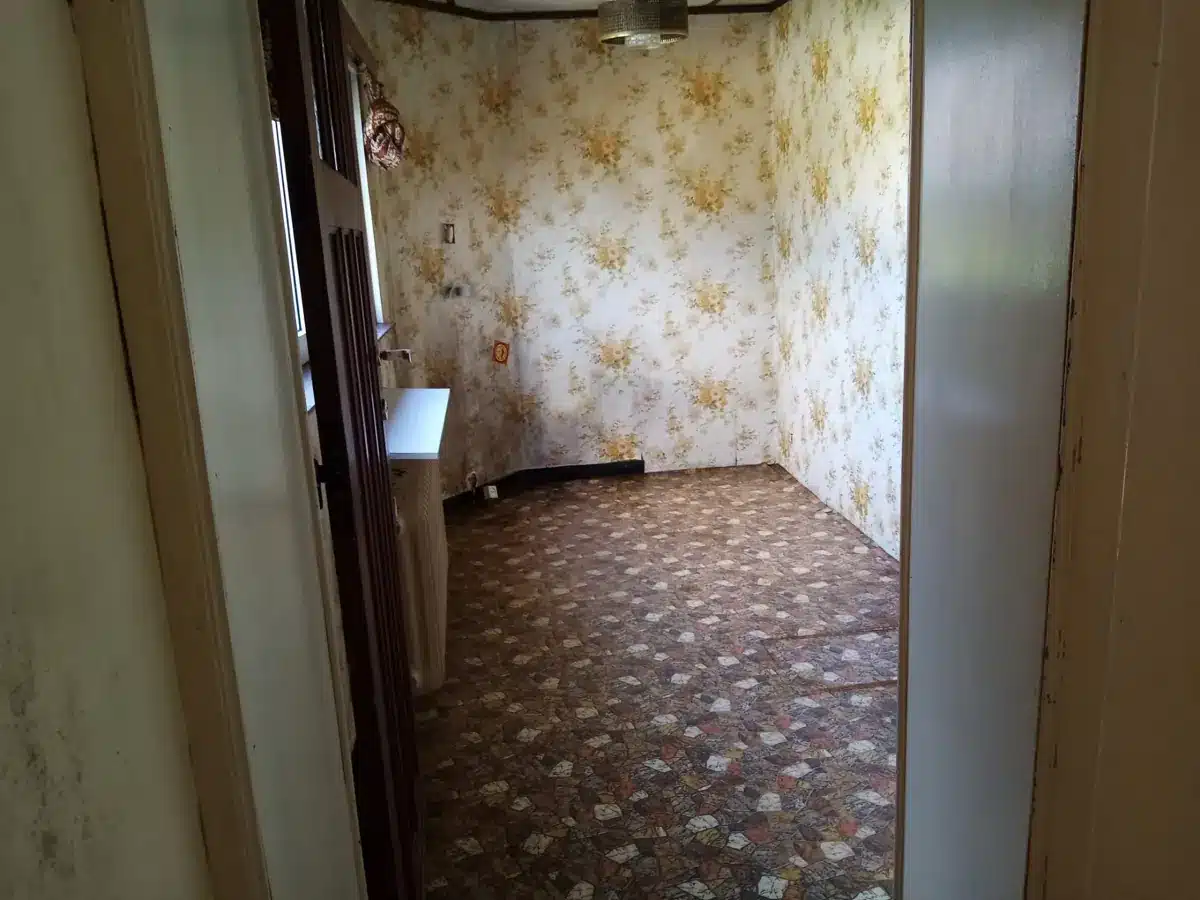 La même petite chambre vidée après le débarras NDA à Rixensart