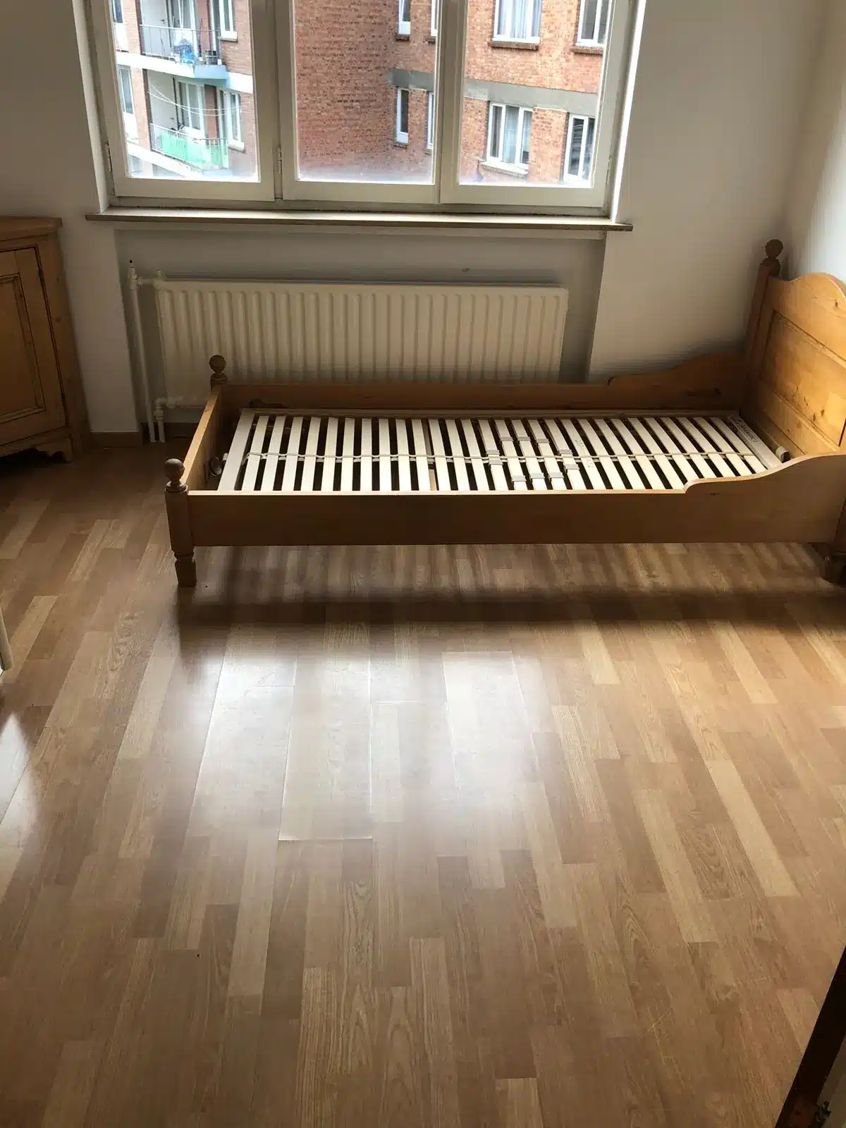 La même chambre propre, le lit en bois conservé pour la famille