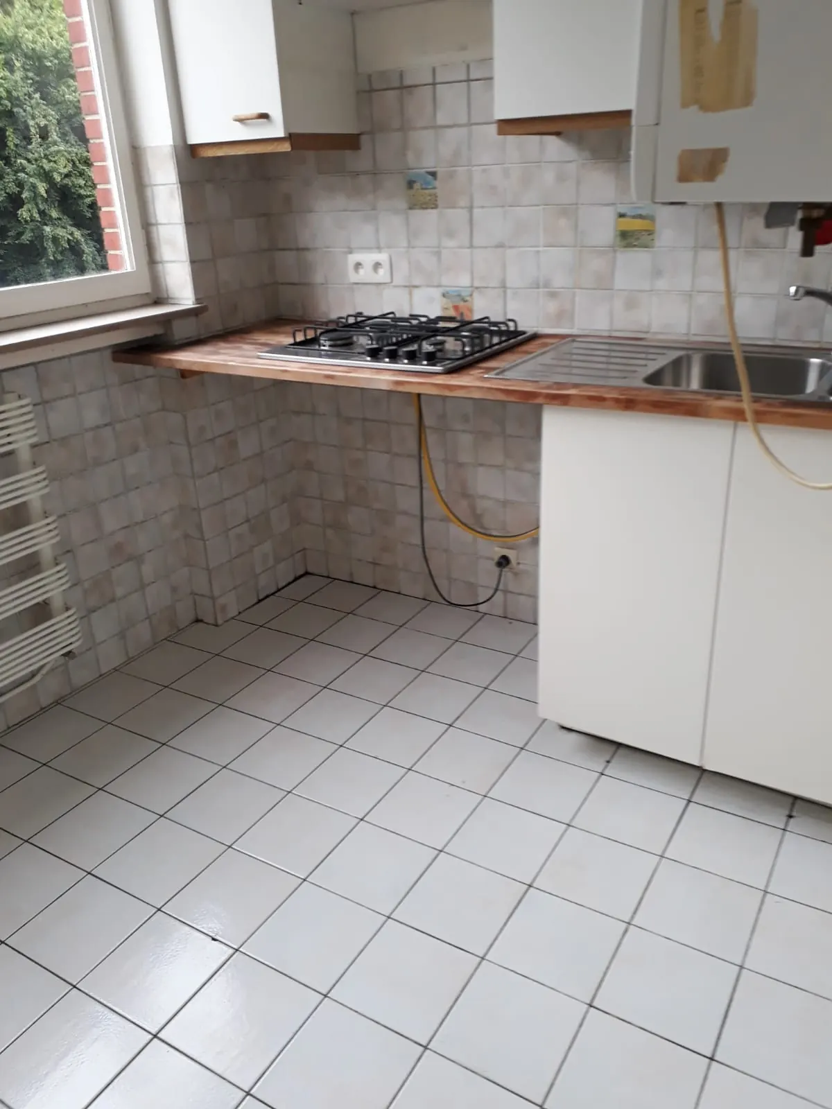 La même cuisine vidée et nettoyée après l'intervention NDA