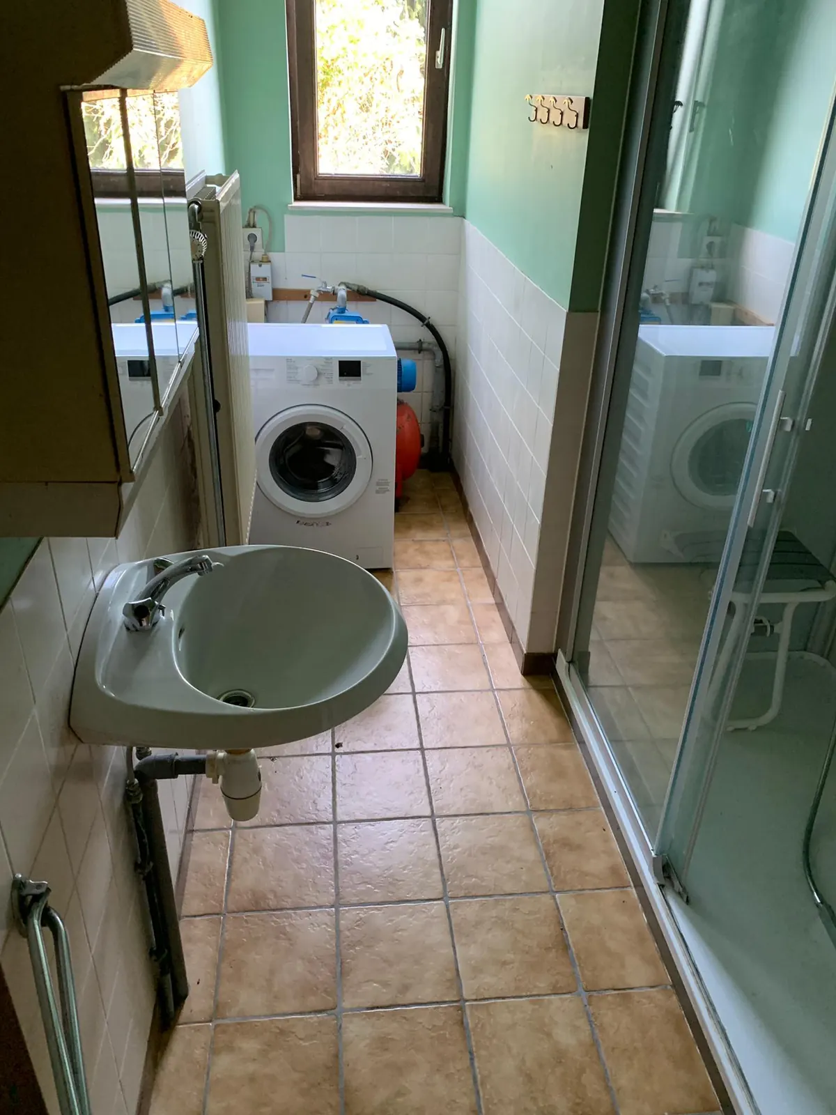 La même salle d'eau dégagée et propre après le vide-maison