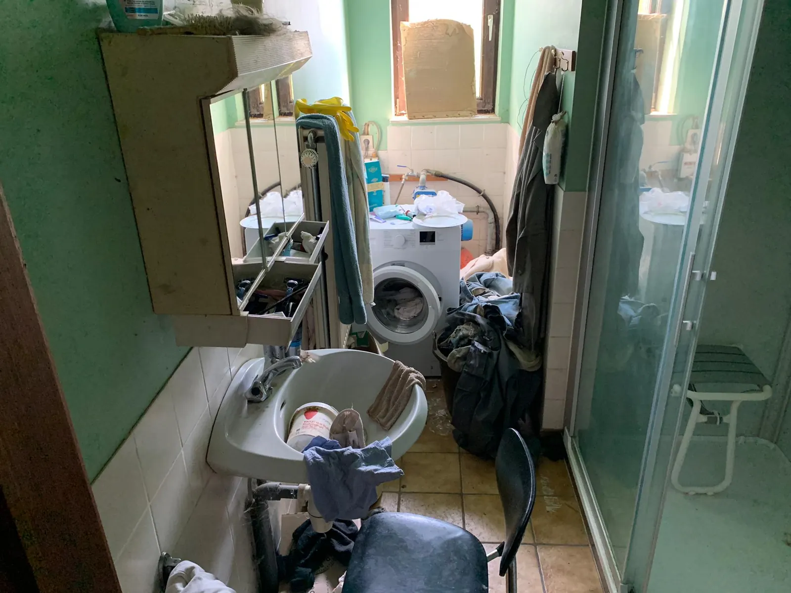 Salle d'eau encombrée avant un vide-maison à Nivelles