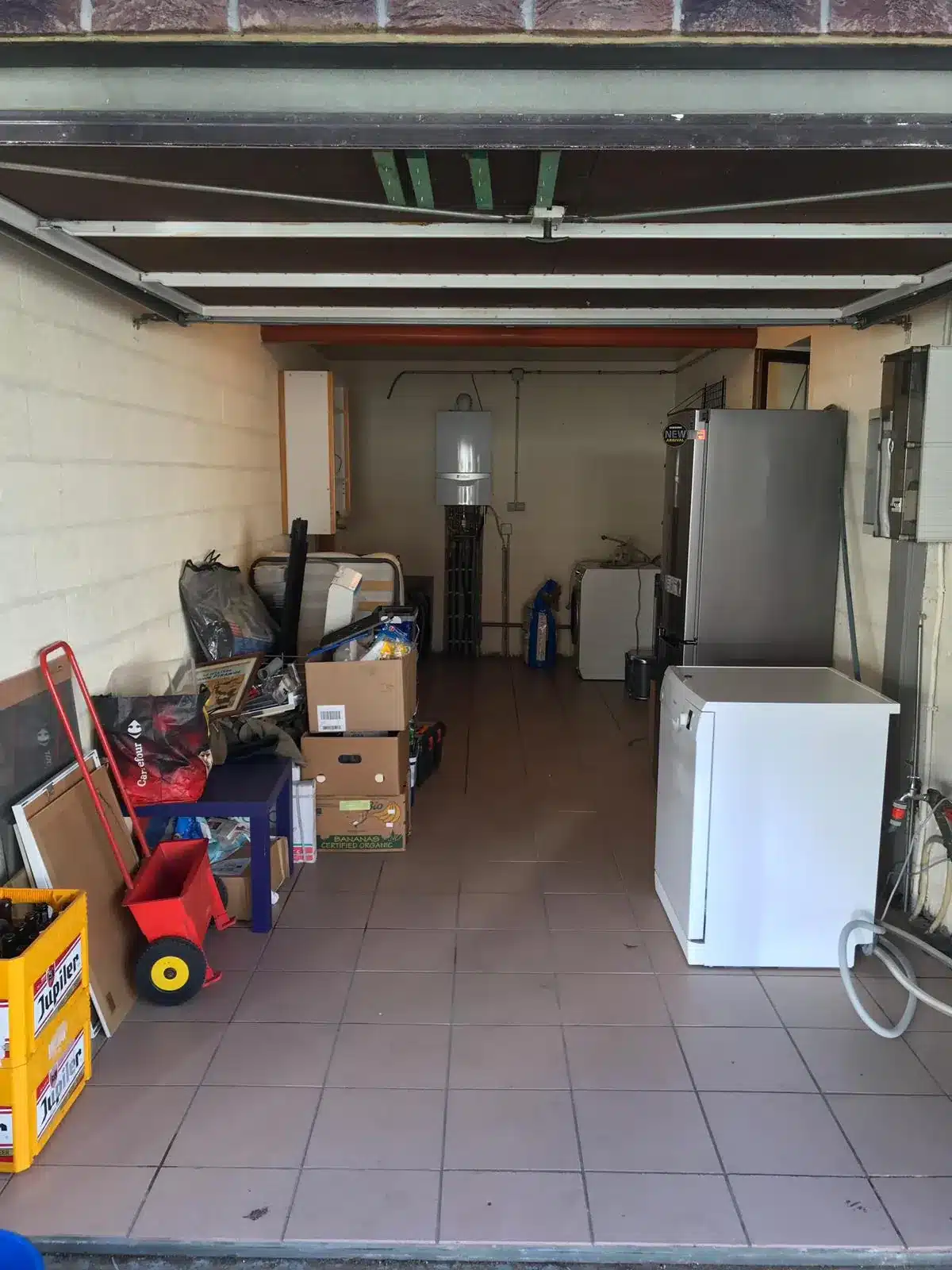 Le même garage vidé après le débarras NDA