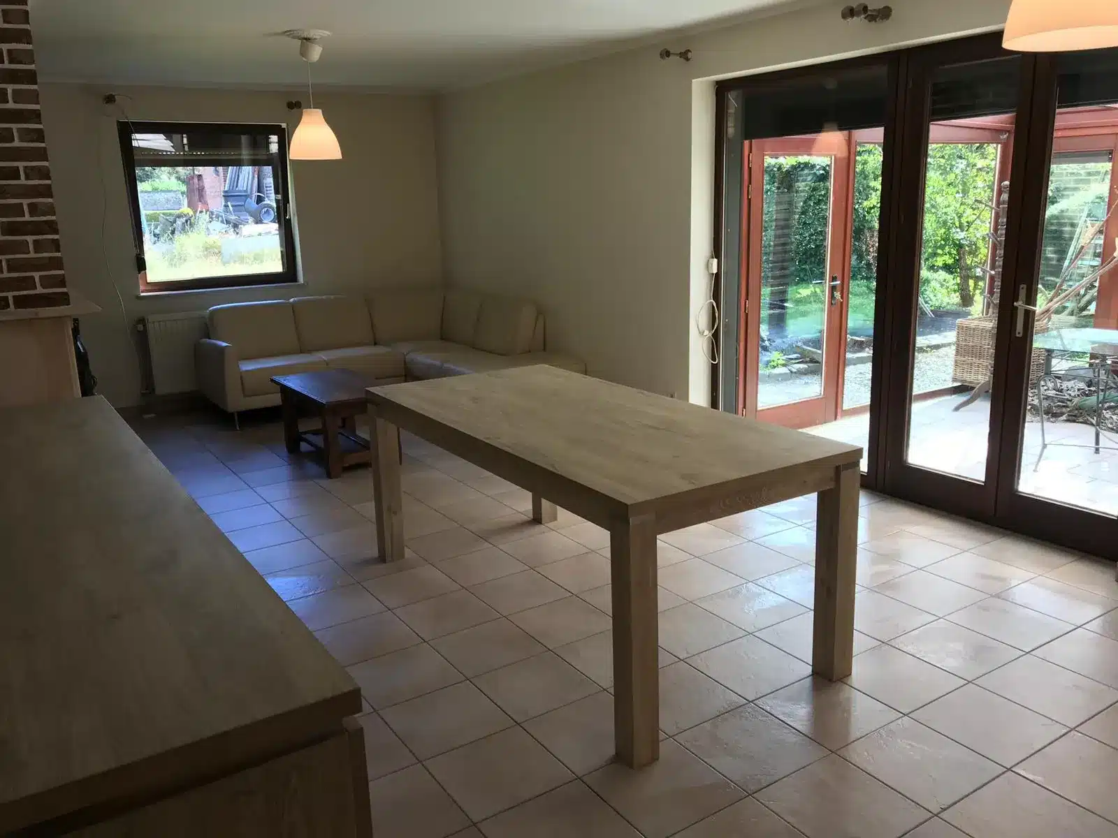 La même salle à manger vide et propre après le débarras NDA